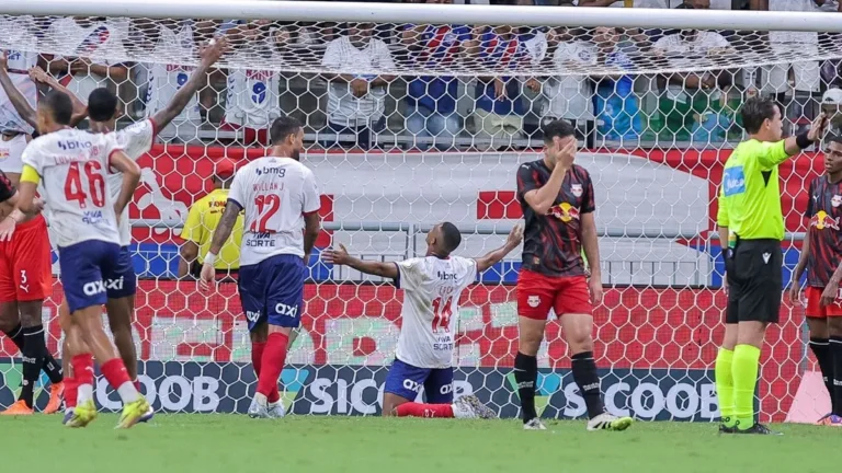 Jogadores do Bahia comemoram gol contra o Red Bull Bragantino no Campeonato Brasileiro