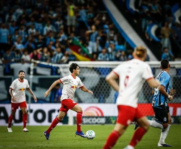 Jogadores de Bragantino e Grêmio em campo durante empate no Brasileirão.