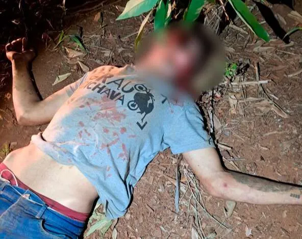 Caminhoneiro ferido prestando depoimento a policiais da PRF após escapar de sequestro em Terenos.