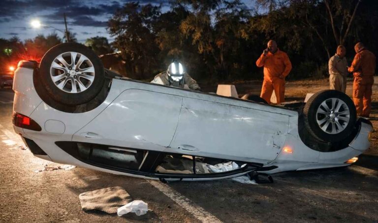 Acidente na madrugada deixa carro capotado no Centro de Corumbá