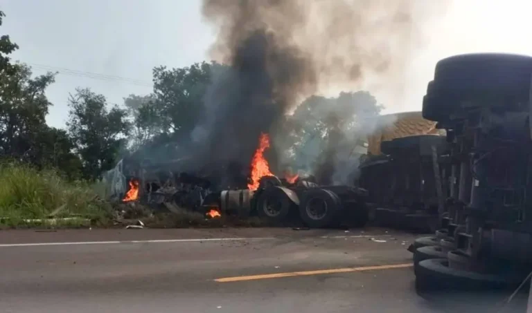 Acidente grave na BR-262 com carretas em chamas e rodovia interditada