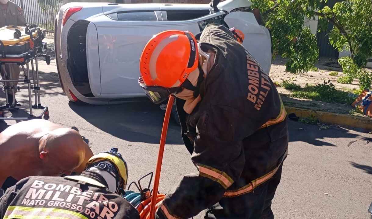 carro tombado tombamento de carro em Corumbá