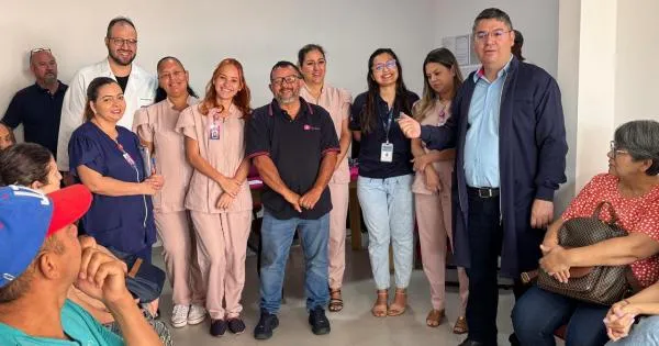 Pessoas participando de um mutirão de saúde promovido pela Casa Rosa, com foco em prevenção do câncer e exames gratuitos.