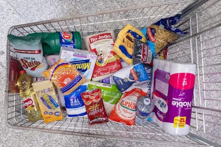 Cesta básica com alimentos essenciais em Campo Grande, simbolizando a redução de preços.