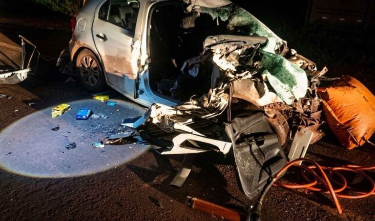 Colisão na BR-262 mata três pessoas e deixa dois feridos após batida entre carro e carreta em Corumbá