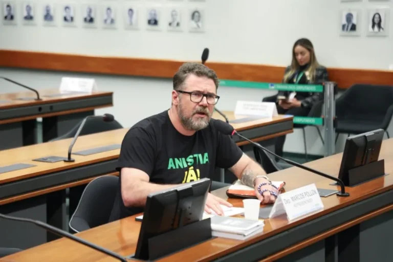 Deputados em sessão do Conselho de Ética da Câmara, debatendo caso de afastamento.