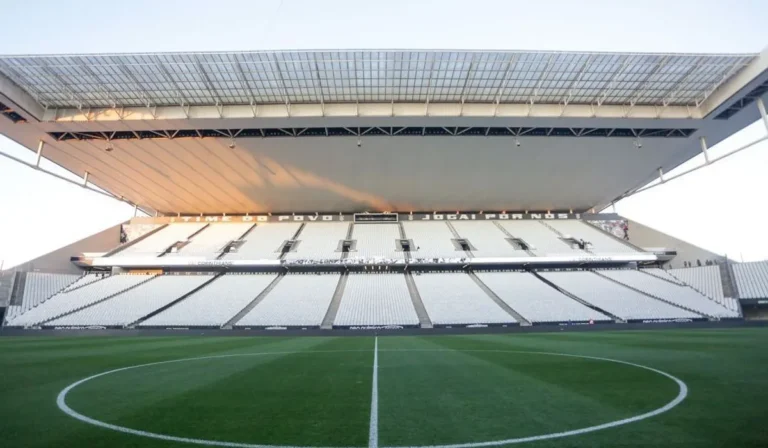 Jogadores de Corinthians e Coritiba disputam bola em partida do Campeonato Brasileiro na Neo Química Arena.