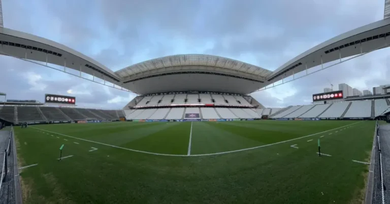 Jogo de futebol entre Corinthians e Coritiba no estádio Neo Química Arena.