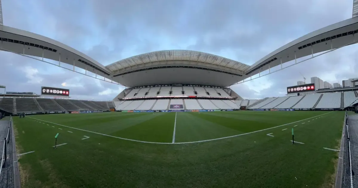 Jogo de futebol entre Corinthians e Coritiba no estádio Neo Química Arena.