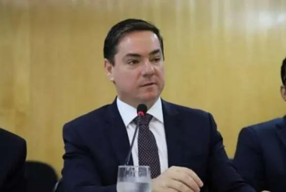 Martelo de desembargador sobre documentos jurídicos simbolizando a transição de carreira no TJMS.