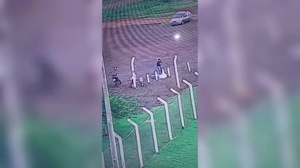 Homem é executado a tiros na entrada de presídio em Dourados, flagrado por câmera de segurança.