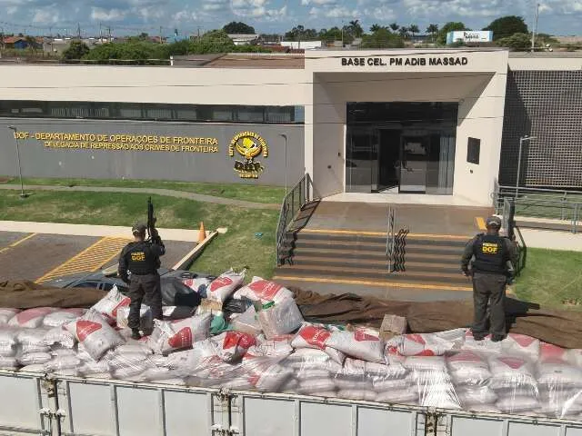 Policiais do DOF inspecionam caminhão com maconha escondida em sacos de açúcar