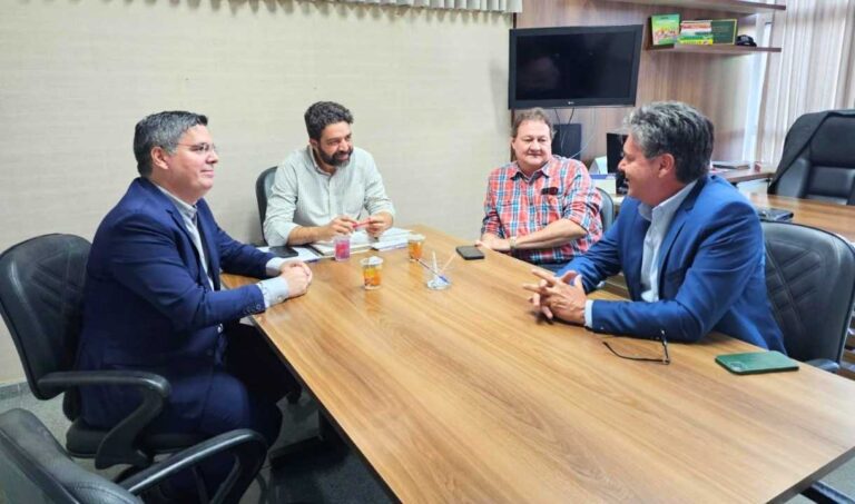 Dr. Victor Rocha em reunião na prefeitura de Campo Grande