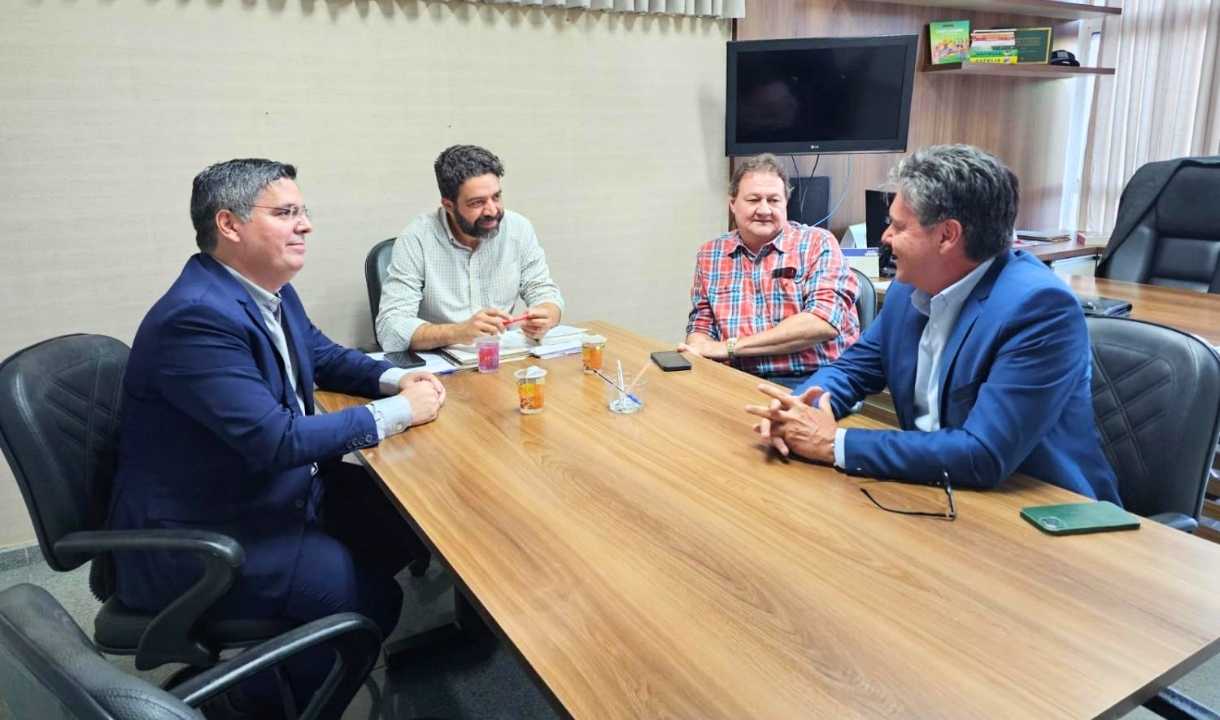 Dr. Victor Rocha em reunião na prefeitura de Campo Grande