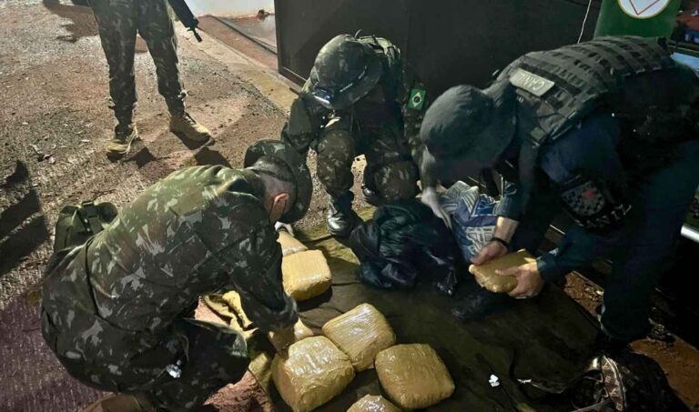 Fiscalização com cães do Exército encontra skank em bagagem de adolescente em Corumbá