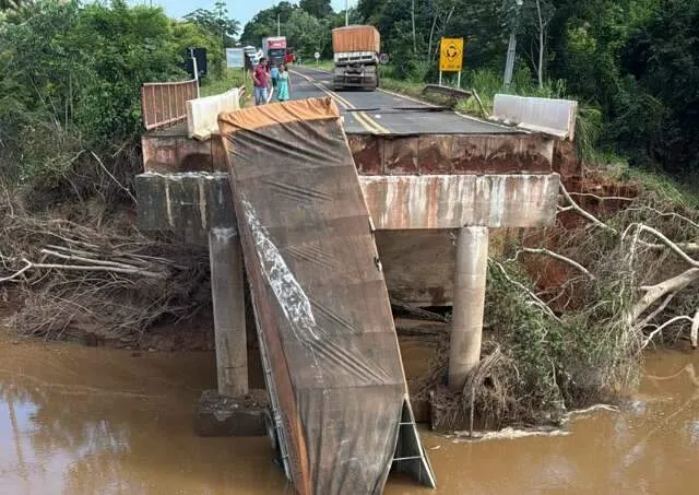 Ponte provisória do Exército sendo instalada em Rio Negro (MS) sobre o Rio do Peixe.