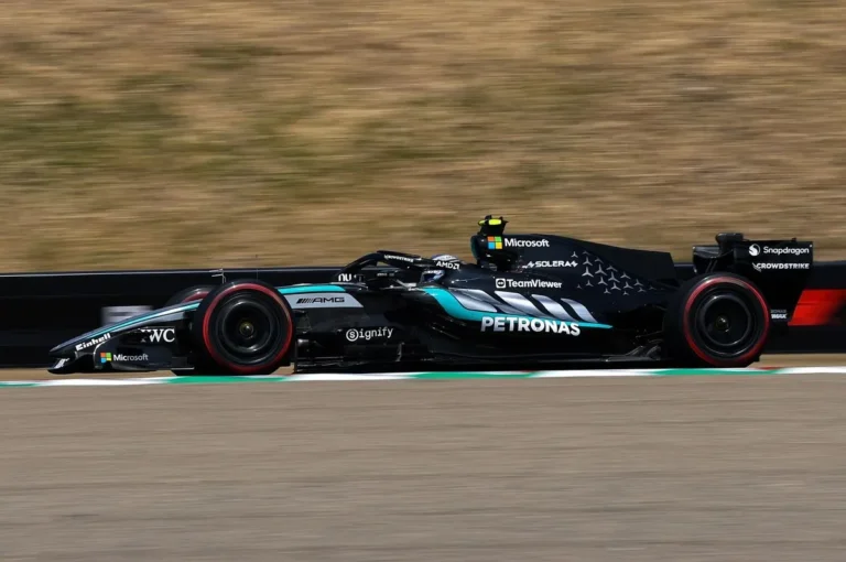 Kimi Antonelli comemora pole position no GP do Japão de F1