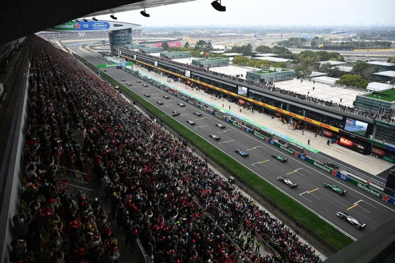 George Russell celebra vitória no GP da China de Fórmula 1