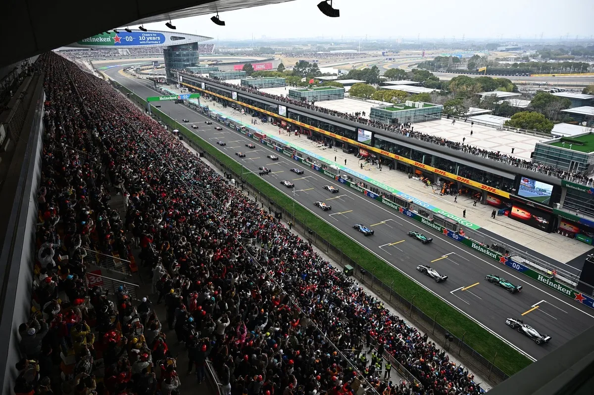 George Russell celebra vitória no GP da China de Fórmula 1