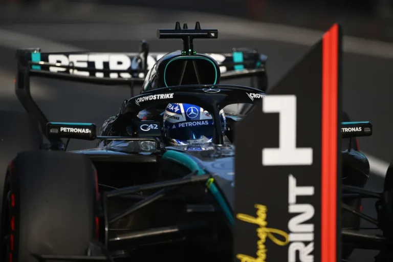 George Russell comemora pole position para a corrida sprint do GP da China de F1