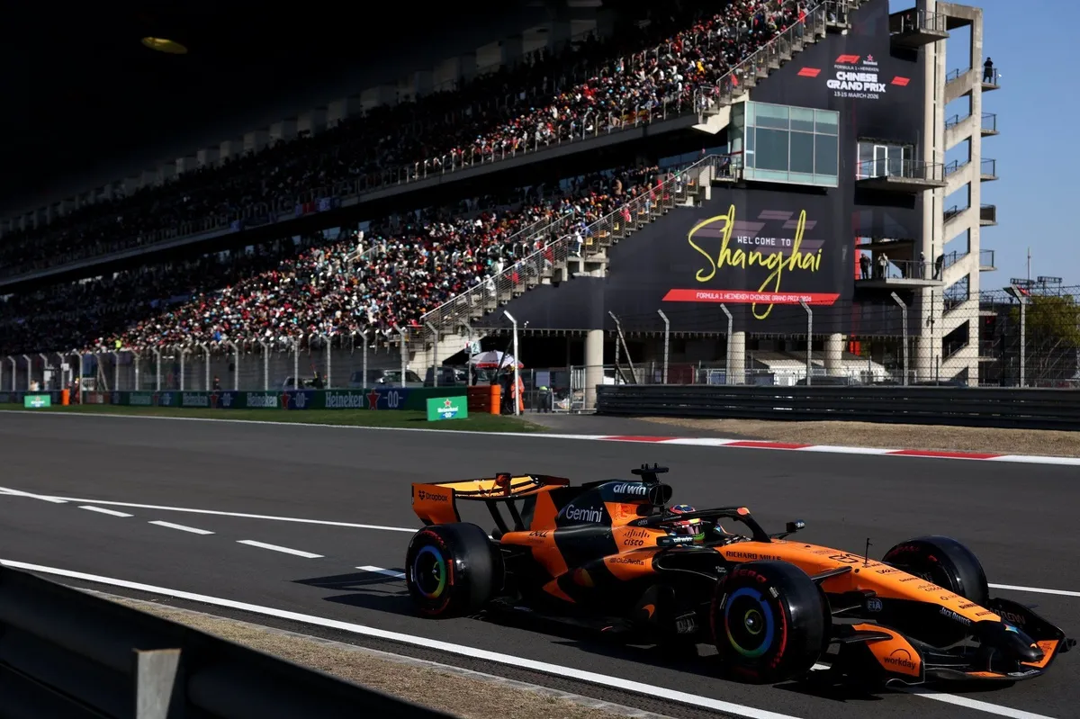 Carro de Fórmula 1 da McLaren em construção, destacando seu design compacto e sistemas de resfriamento inovadores.
