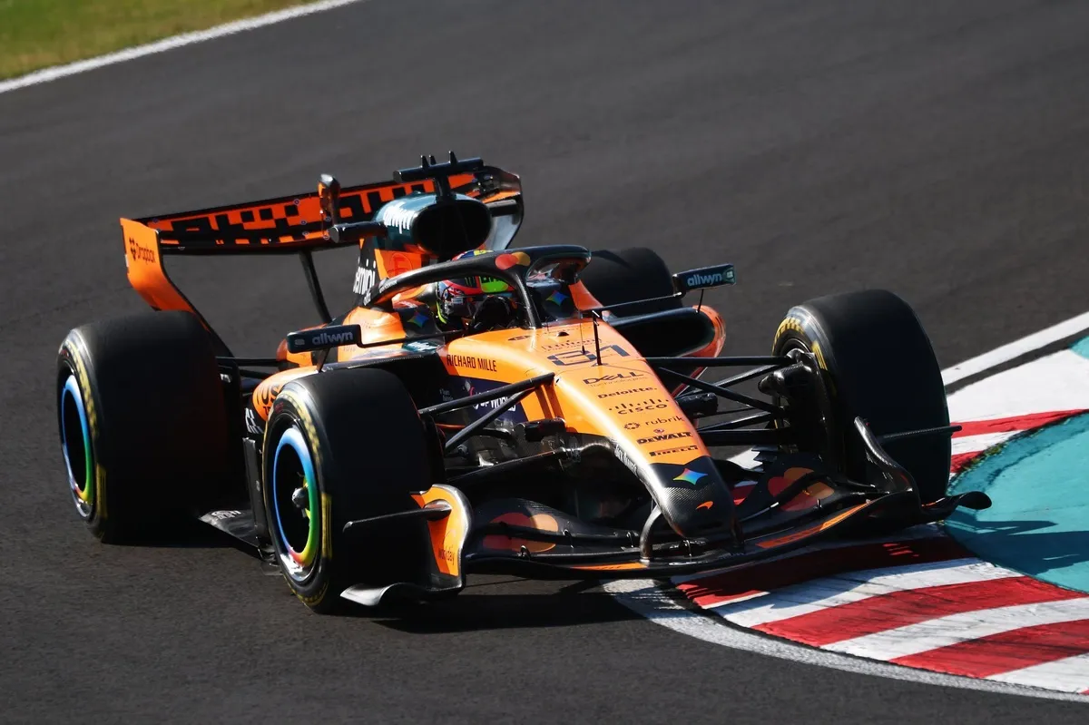 Oscar Piastri em ação durante o segundo treino livre do GP do Japão de Fórmula 1 em Suzuka.