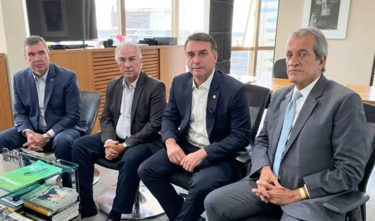 Flávio Bolsonaro elogia Riedel e tenta unir aliados no MS após anúncio de candidato a senador