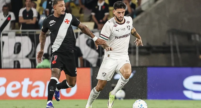 Jogadores de Fluminense e Vasco disputam bola em partida pelo Campeonato Brasileiro no Maracanã.