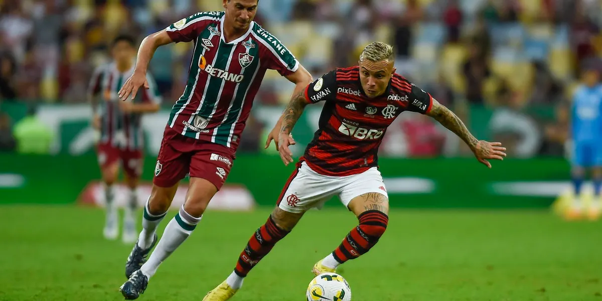Torcedores de Fluminense e Flamengo vibram durante clássico no Maracanã pelo Campeonato Carioca
