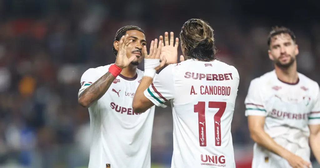 Jogadores do Fluminense comemorando um gol contra o Remo no estádio Mangueirão
