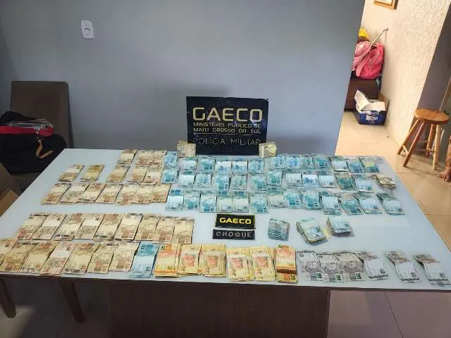 Dinheiro apreendido em operação do Gaeco contra corrupção.