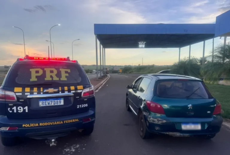 Agentes da PRF detendo um homem em uma rodovia no MS, após tentativa de assassinato familiar.