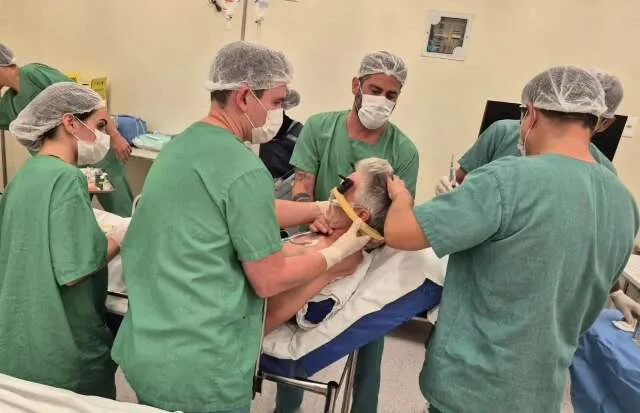 Neurocirurgião realizando cirurgia de estimulação cerebral profunda em paciente com Parkinson no Hospital Regional de Três Lagoas.