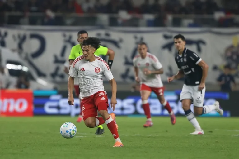 Jogadores do Internacional e Remo disputam a bola em partida do Campeonato Brasileiro no estádio Mangueirão.