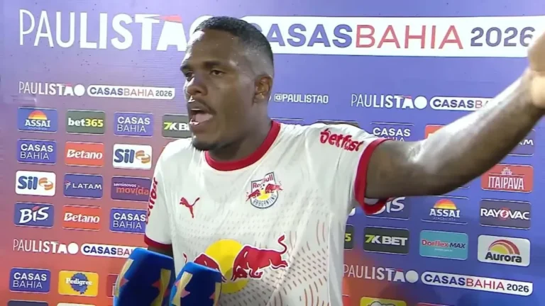 Jogador de futebol Gustavo Marques, do Bragantino, em situação de arrependimento após suspensão por comentários machistas.