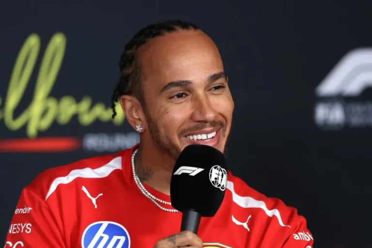 Lewis Hamilton pilotando carro da F1 2026 durante o GP da Austrália.