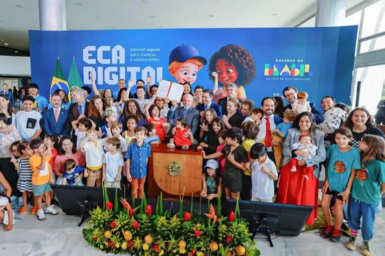 Criança usando tablet com escudo digital simbolizando a proteção do ECA Digital.