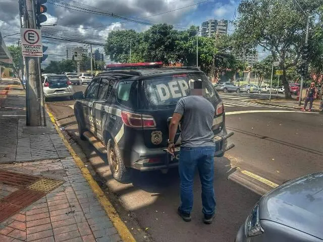 Distintivo policial e balança da justiça simbolizando a investigação de abuso sexual de vulnerável em Campo Grande.