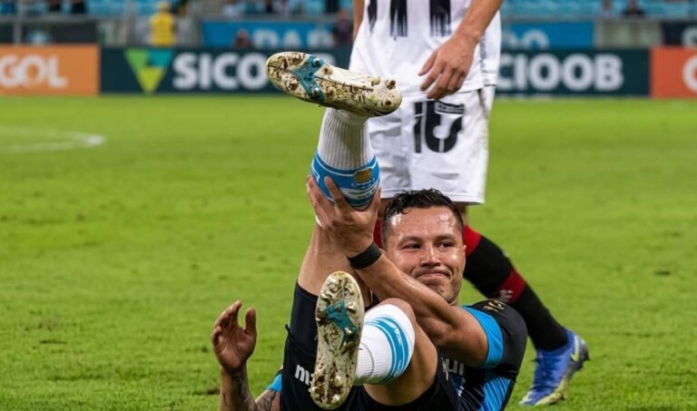 Marlon passará por cirurgia no tornozelo e Grêmio prevê retorno em cinco meses