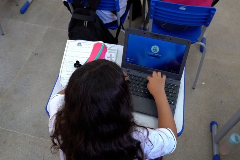 Alunos em escolas públicas de Mato Grosso do Sul utilizando internet para atividades pedagógicas.