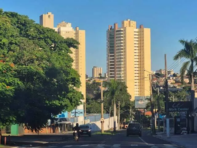 Ilustração do contraste climático em Mato Grosso do Sul, com sol intenso no domingo e nuvens de chuva se aproximando para segunda-feira.