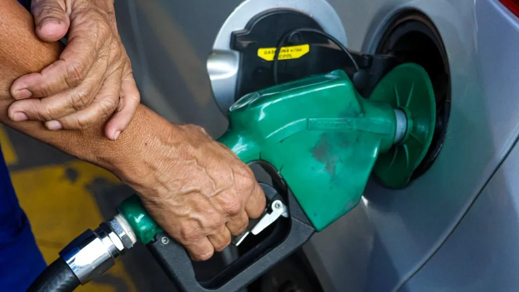 Posto de combustível em MS com preços altos de diesel, simbolizando a inflação e o impacto dos conflitos no Oriente Médio no valor do petróleo.