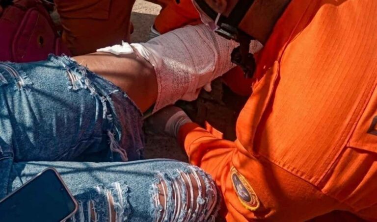 Motociclista fica ferida após colisão com carro no Centro