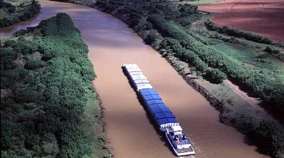 Ilustração mostrando navios em uma hidrovia cortando o Pantanal, com comunidades e cientistas marginalizados.