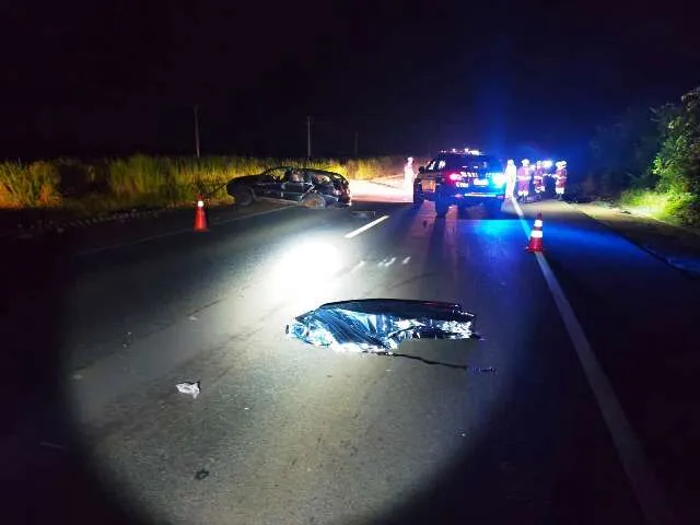 Cena de acidente fatal na BR-163 envolvendo veículo com contrabando de cigarros eletrônicos.