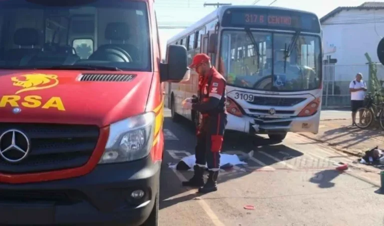Mulher morre em colisão entre moto e ônibus em Campo Grande