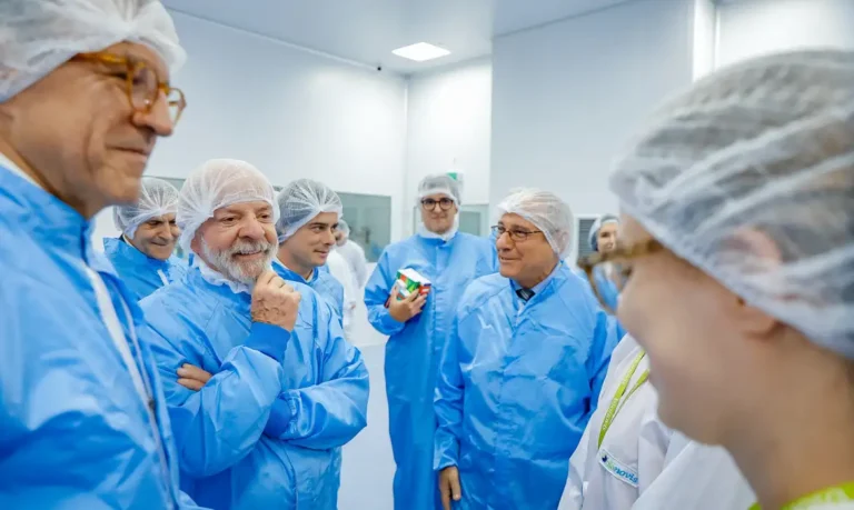 Lula visita fábrica que abastece o SUS com 19 milhões de insumos