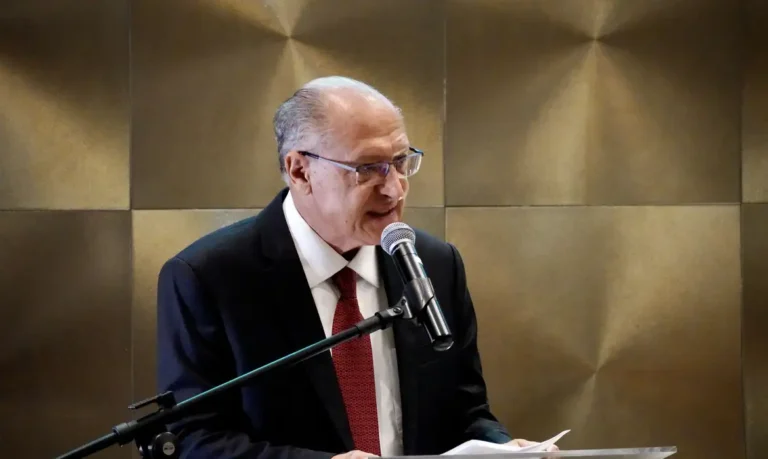 Alckmin deixa comando do ministério em abril e mantém mandato como vice