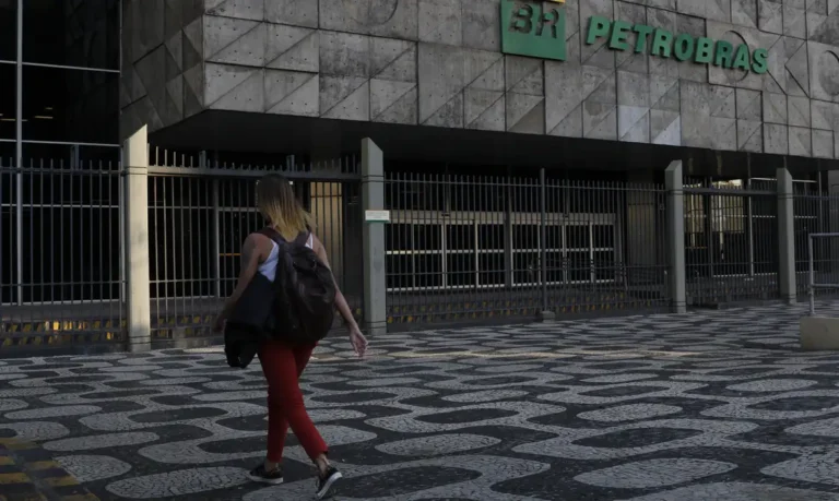 Petrobras afirma que reduz efeitos da alta do petróleo no mercado brasileiro