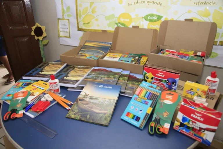 Prefeitura entrega kits escolares e beneficia toda a Rede Municipal de Corumbá